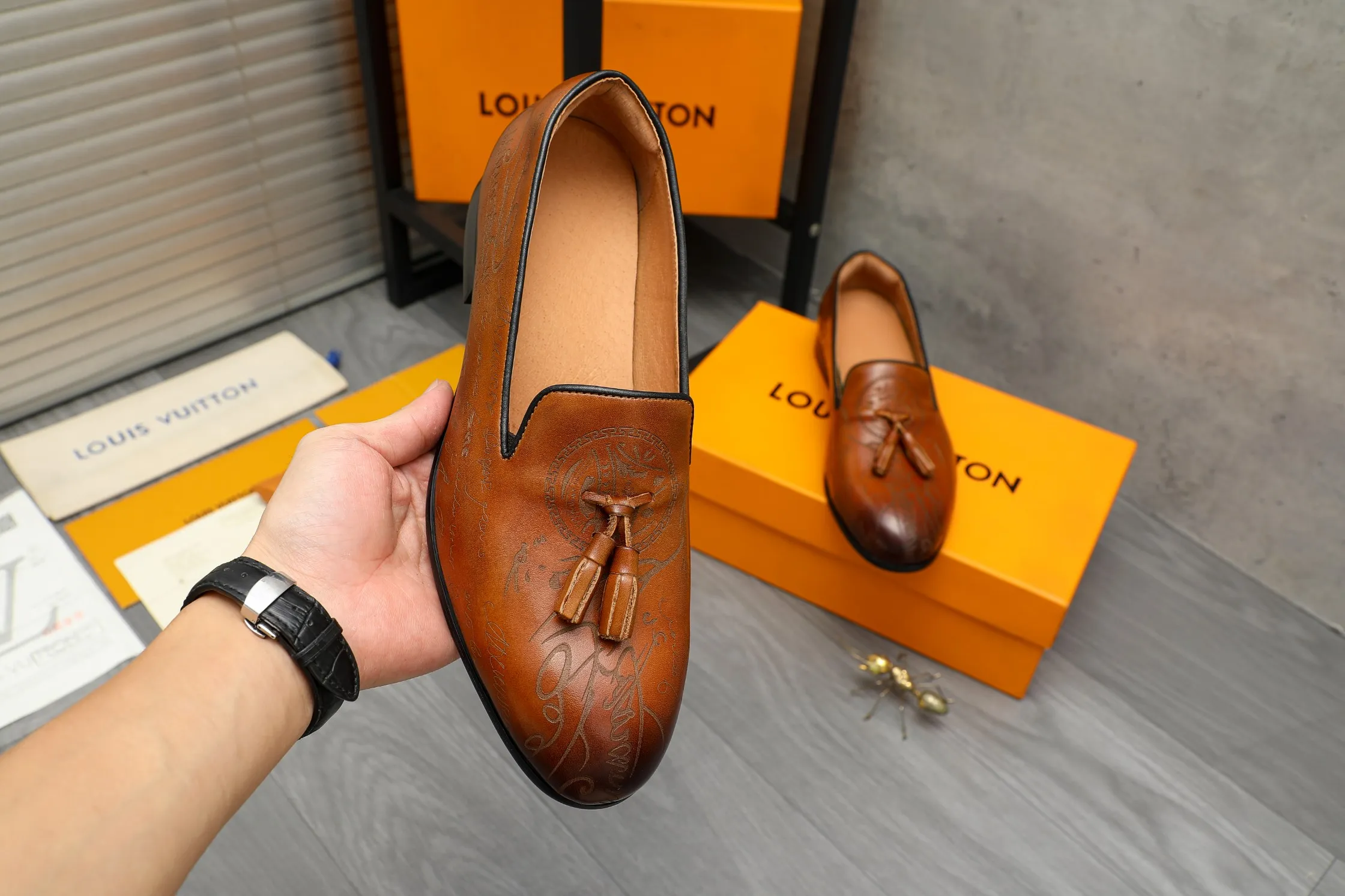 Men's shoes 💰520 Product trademark: LV "Louis Vuitton" business slip-on leather shoes Regular size: 37-46 Product material: Selected color-burned cowhide upper, pigskin lining, rubber outsole
